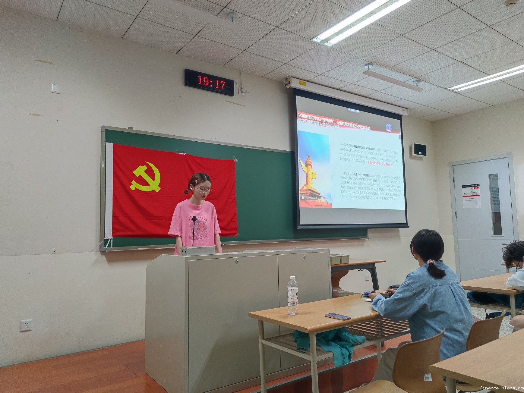 孙若梅同志带领大家进行学习