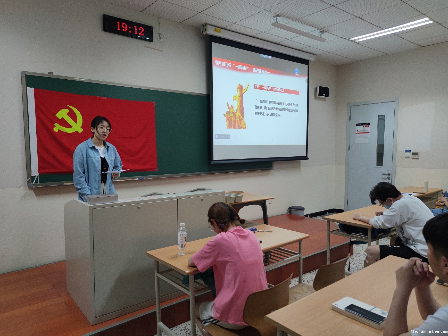 李霖同志带领大家进行学习