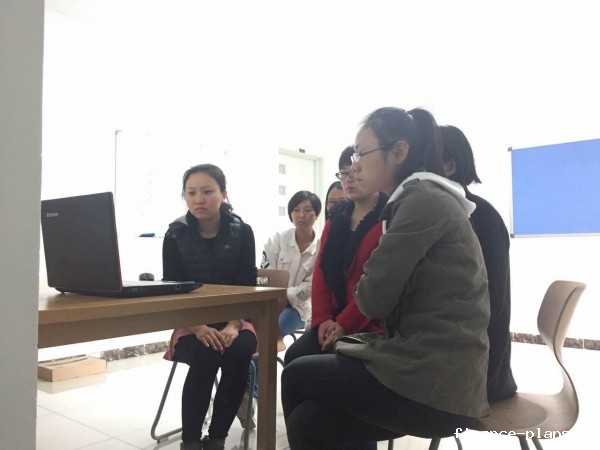 第二小组认真观看