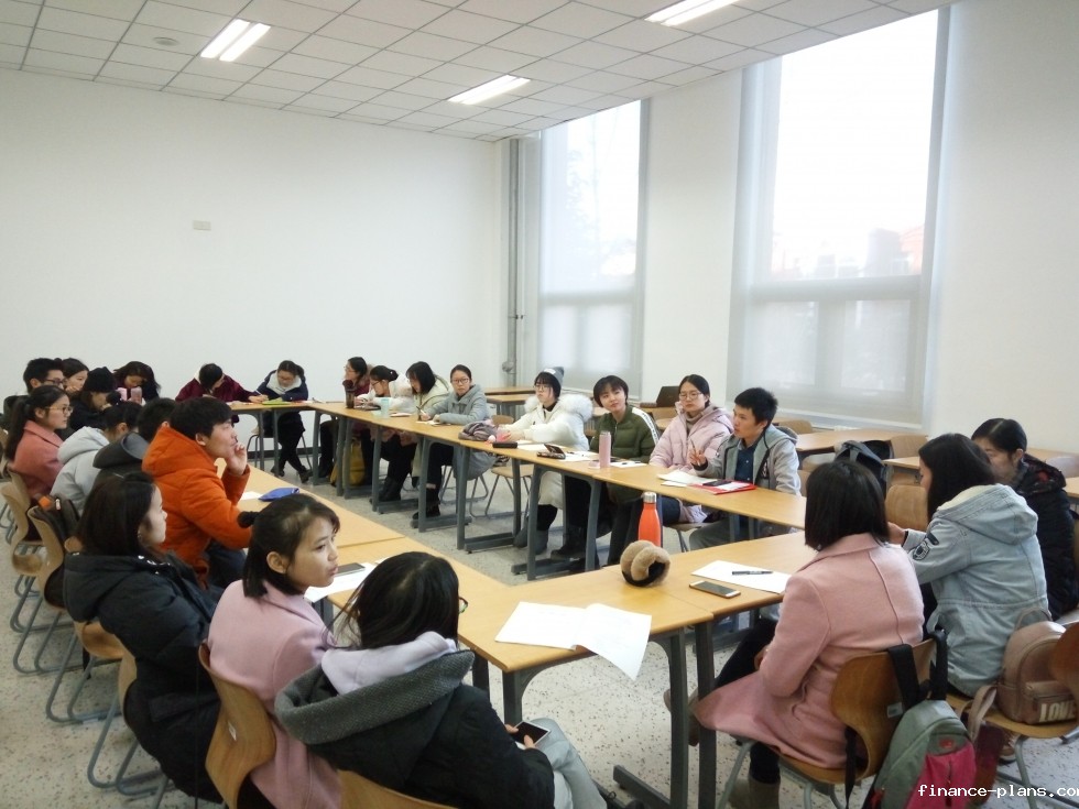 支委针对党员建议问题，现场讨论解决方法