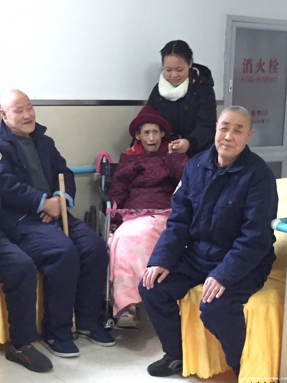 支部党员与老人聊天