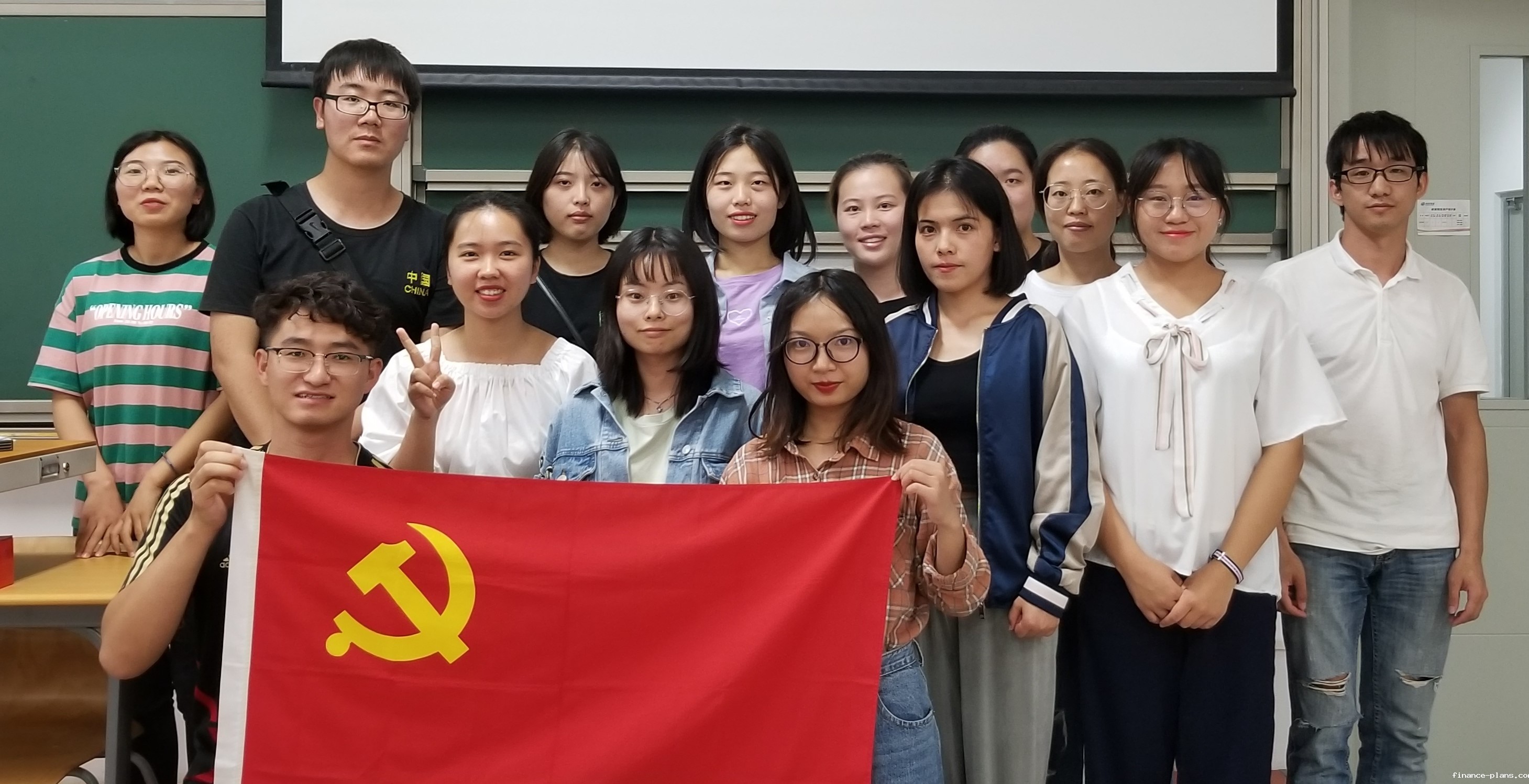 图三支部部分成员的合影